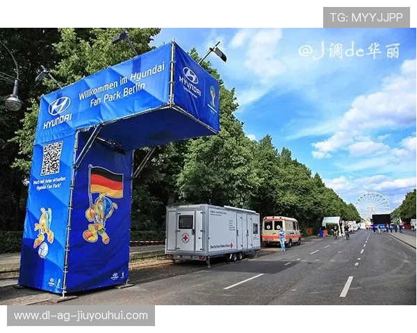 以足球元素为主题的创意雨伞彩绘设计展现运动与艺术的完美融合